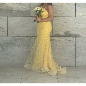 Hi! I’m currently selling my prom dress.